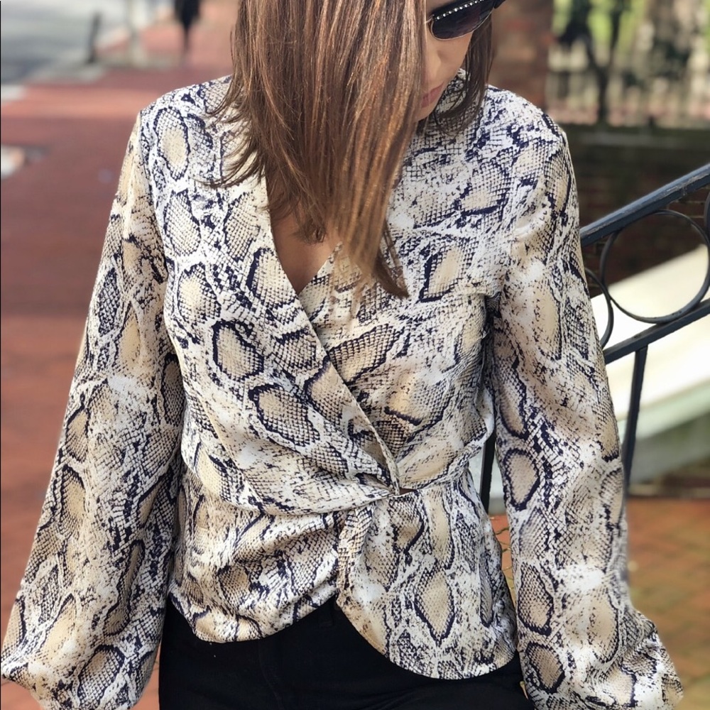 Last 1✨Gwyneth Snake Print Puff Sleeve Top - Picture 8 of 8